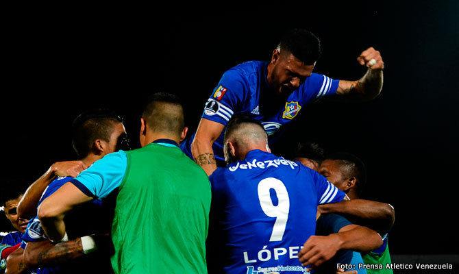 Foto_1_-_Celebración_vs_Palestino_Sudamericana_2017.jpg