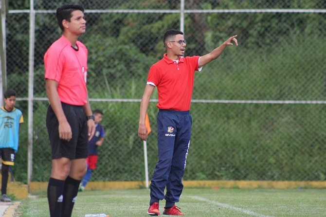 Foto_2_-_Víctor_Castro_DT_Reserva.jpg